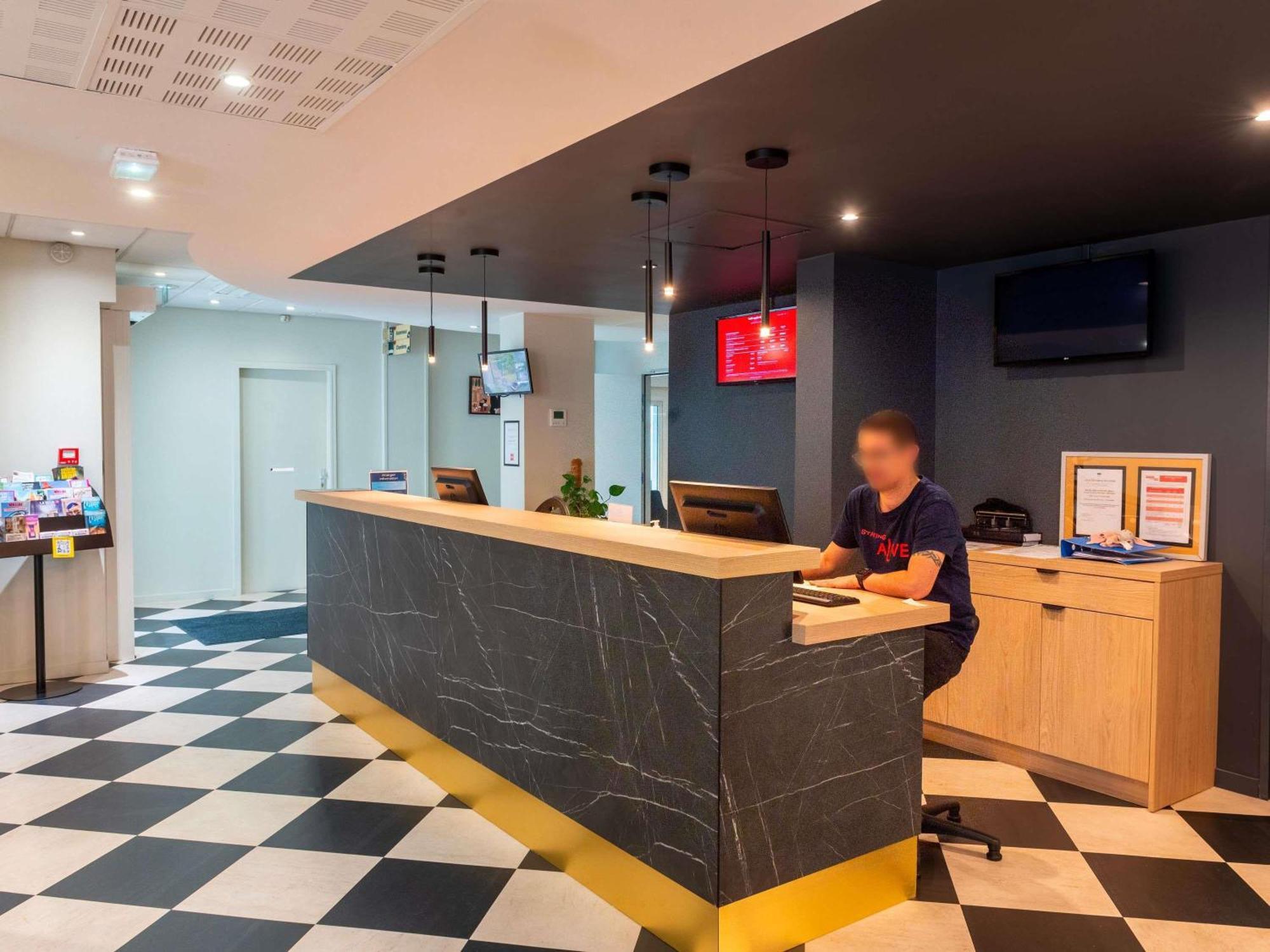 Ibis Lyon Est Bron Hotel Екстериор снимка